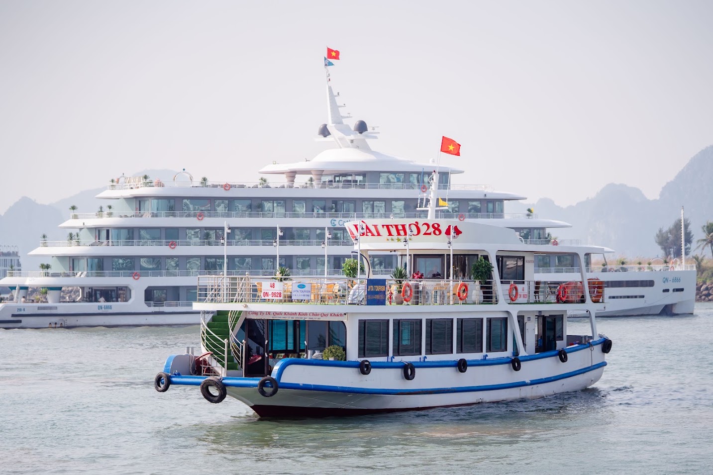 Tàu du lịch Bài Thơ 28